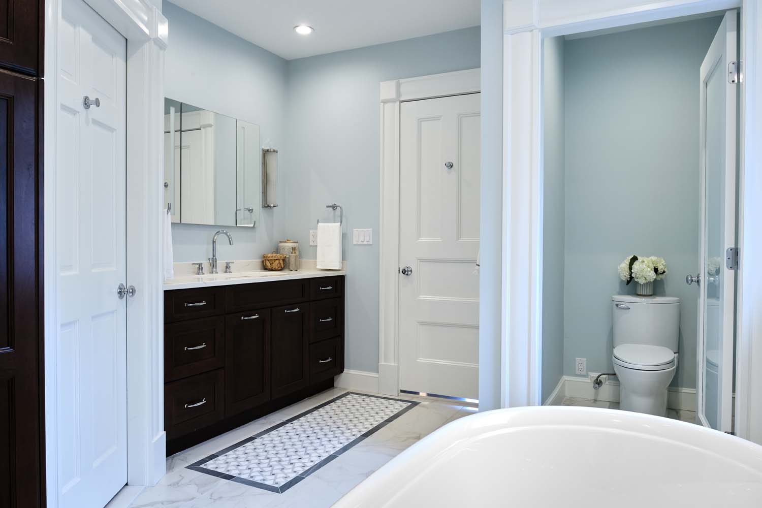 <div><a class="lk-pinterest" href="https://pinterest.com/pin/create/button/?url=https://www.leekimball.com/wp-content/uploads/2024/08/13-Brookline-Master-Bathroom-26.jpg" rel="nofollow noopener noreferrer" target="_blank">Pinterest</a></div>
<div><a class="lk-email" href="mailto:?subject=Brookline Master Bathroom&body=https://www.leekimball.com/portfolio2/primary-bath-redefined/" target="_blank" rel="noopener">Email</a></div>
<div><a class="lk-copy">Link</a></div>
